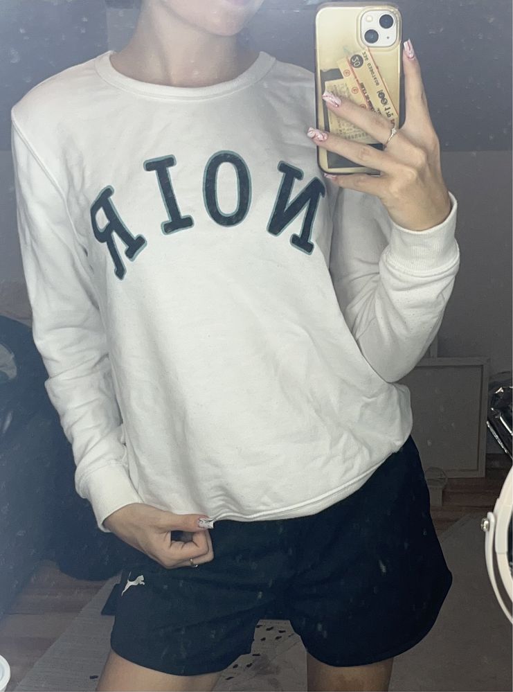 Bluza z napisem „NOIR”