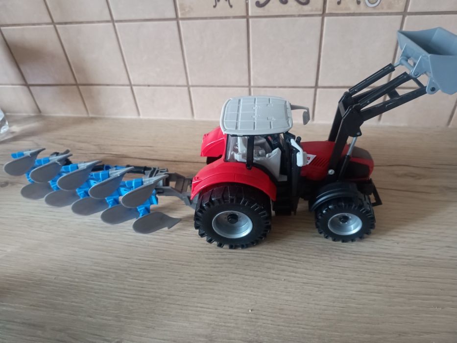 Traktor z pługami koparka zestaw