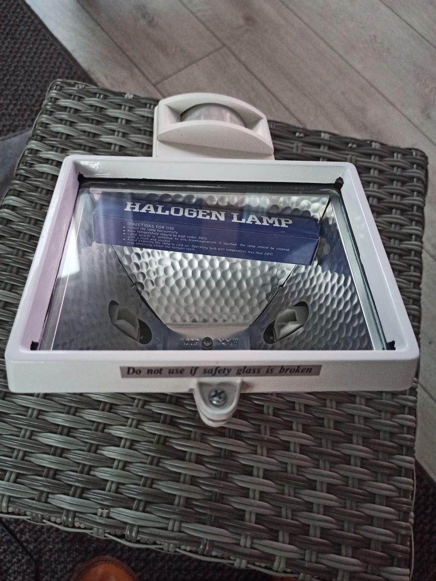 Halogen z czujnikiem ruchu