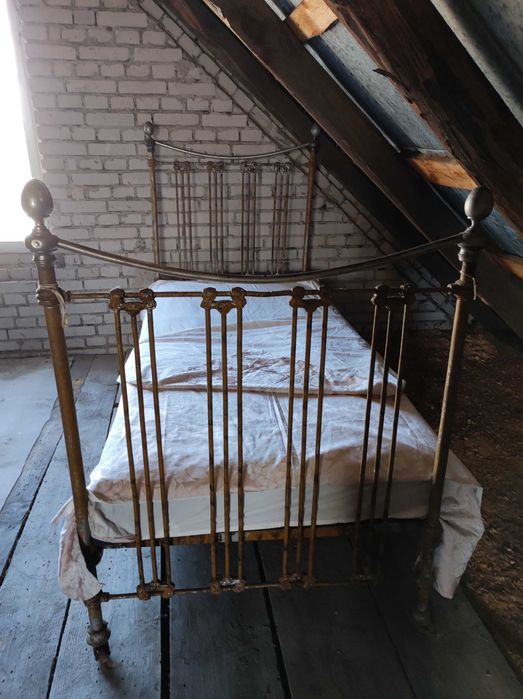 Stare metalowe łóżko antyk