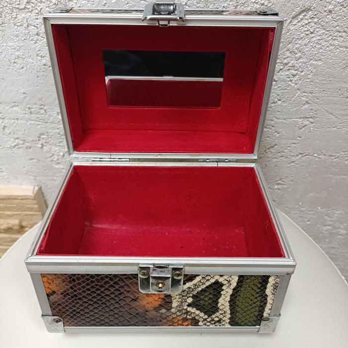 Шкатулка для украшений.