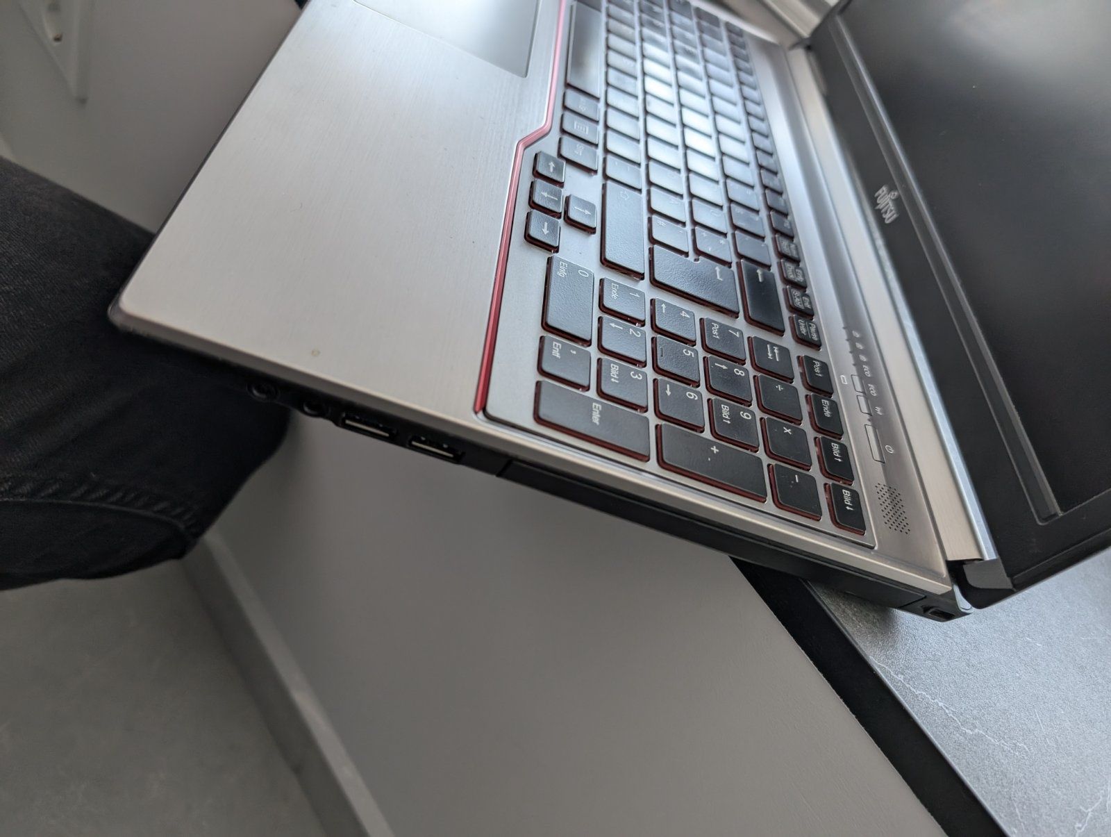 Fujitsu LIFEBOOK E756: Ваш надійний партнер у бізнесі та навчанні