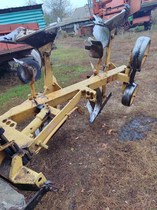 Плуг двох корпусний обортний