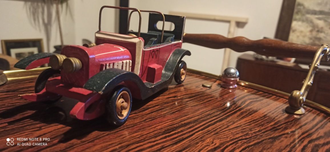 Stary drewniany samochód