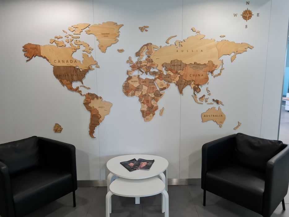 Mapa de mundo em MADEIRA. Somos fabricantes.