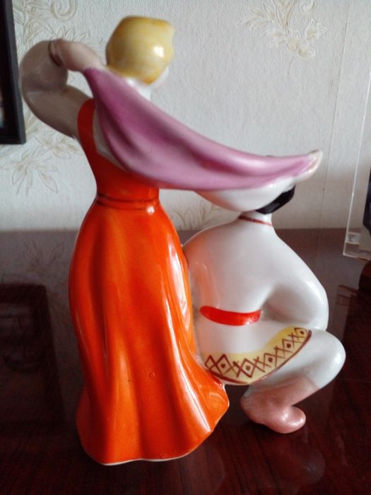Современная деревянная фигурка