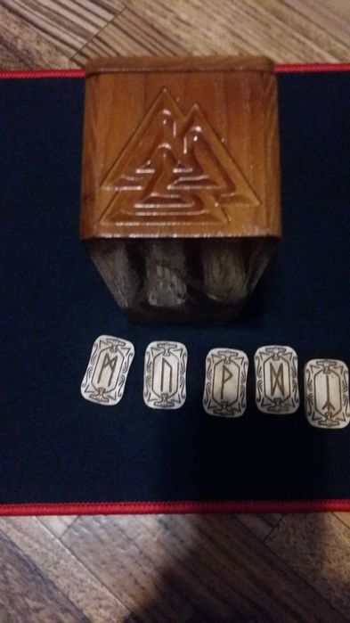 Скандинавские руны из ясеня