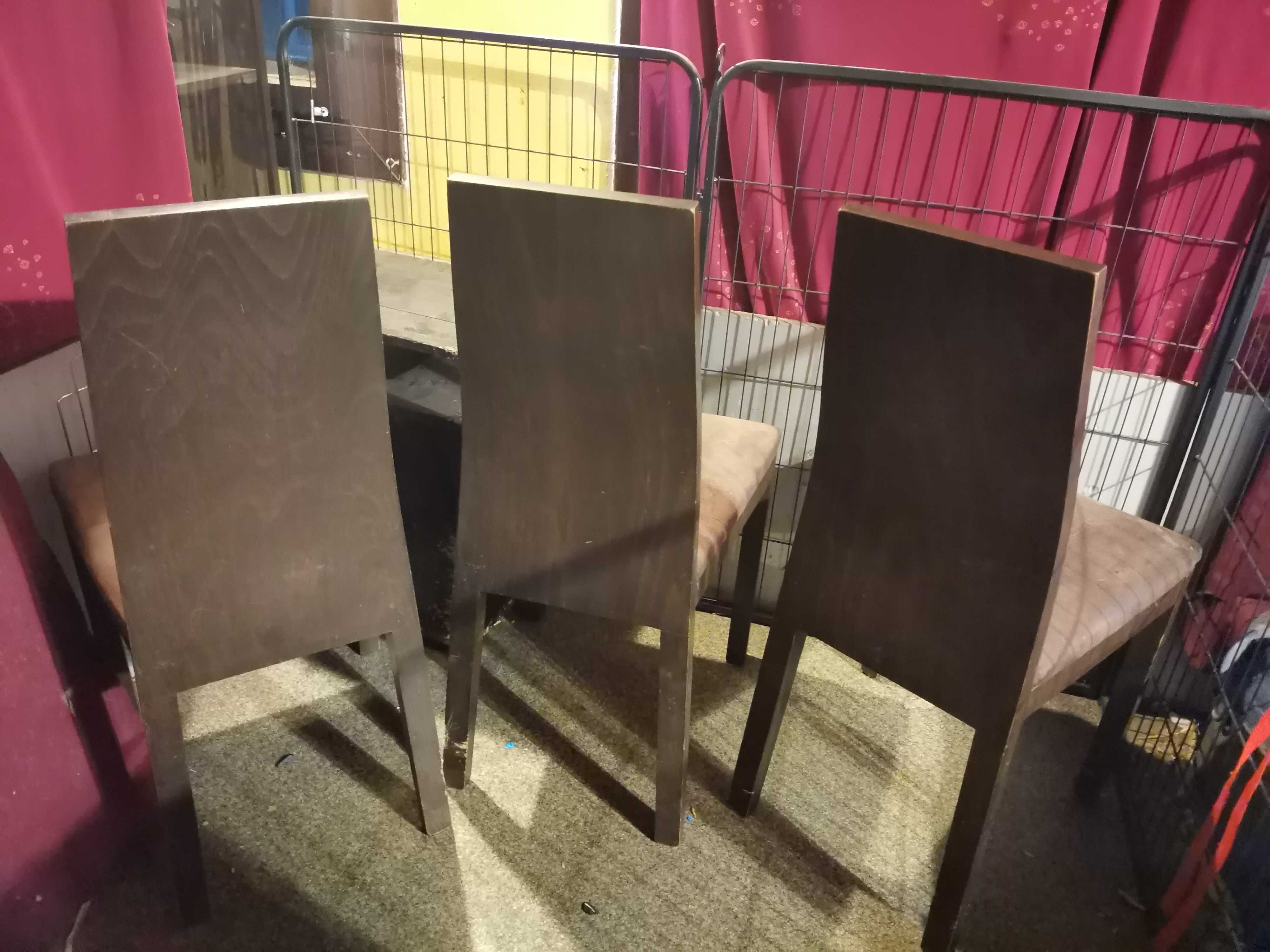 Komplet 4 porządnych stabilnych krzeseł kolor orzech siedziska nubuk