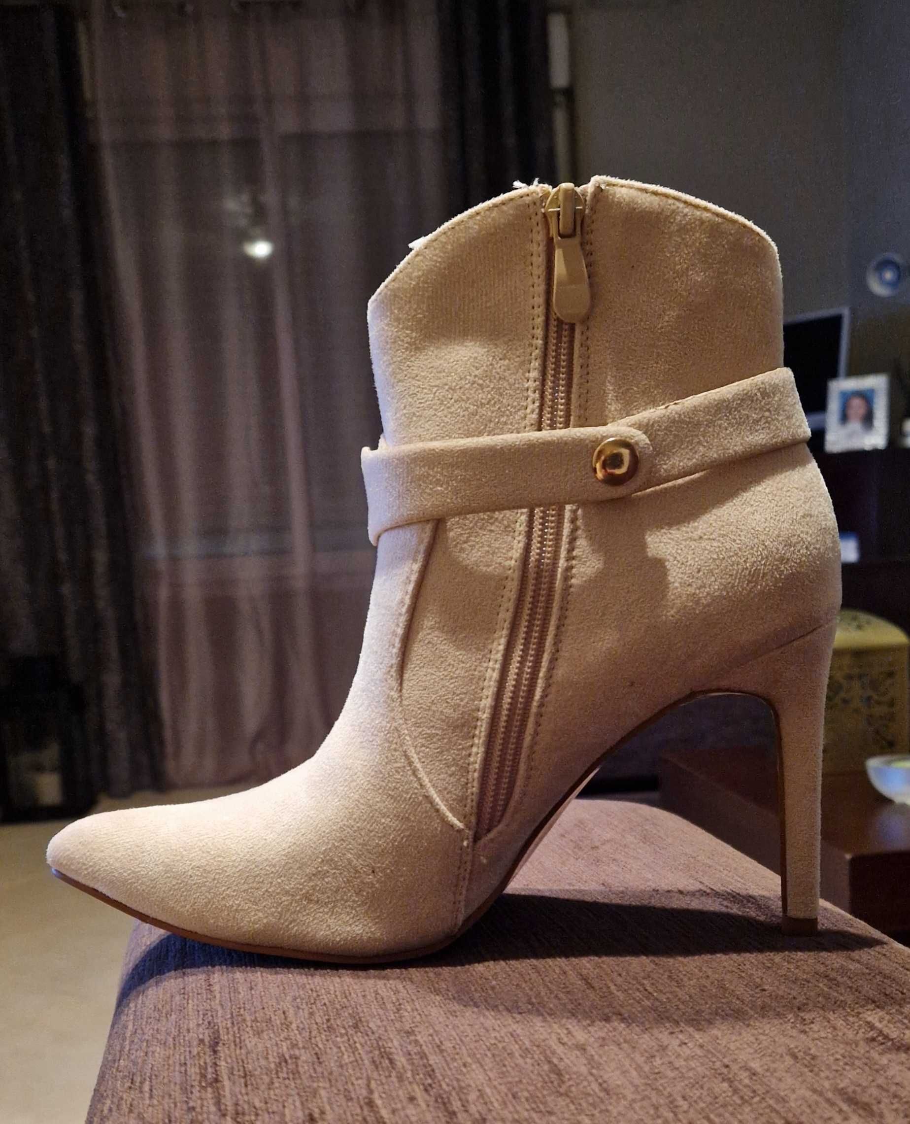 Botas novas, nunca usadas.