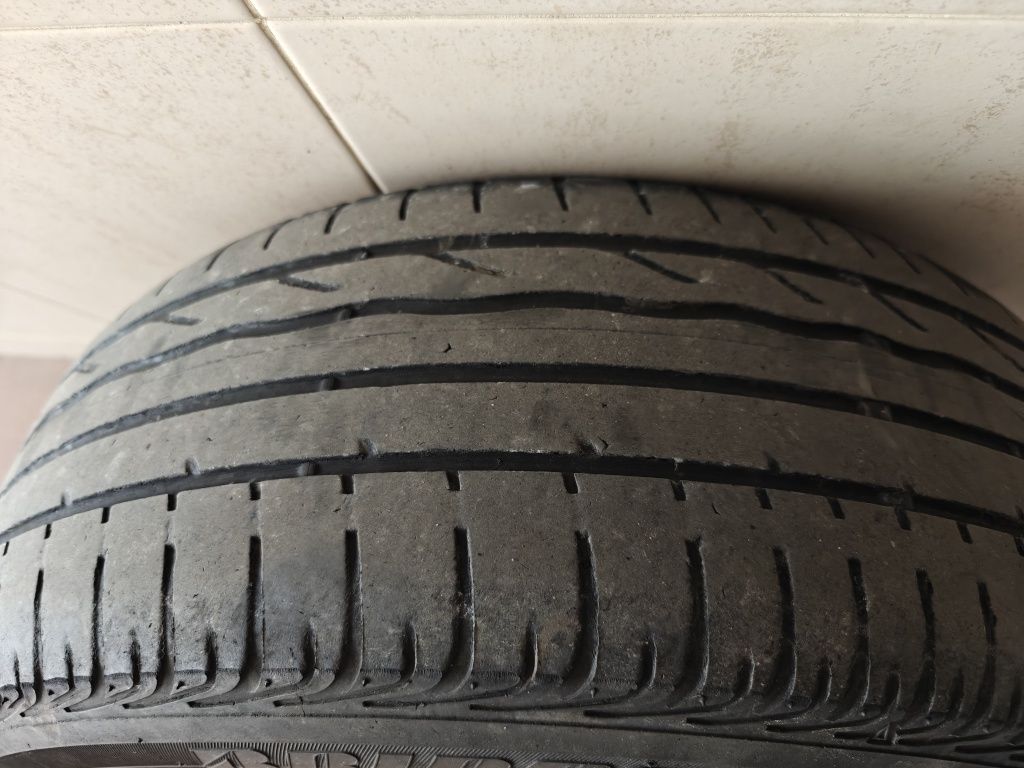 Jante Mercedes B com pneu