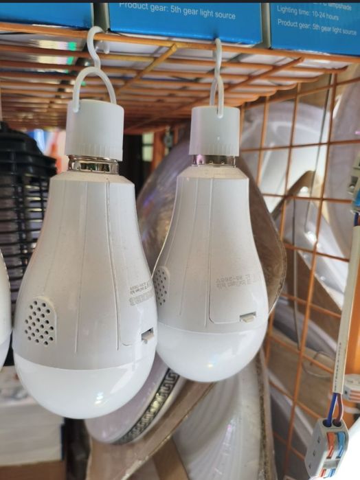 Лампа с аккумуляторами 18650 и цоколем е27 кемпинговая с крючком