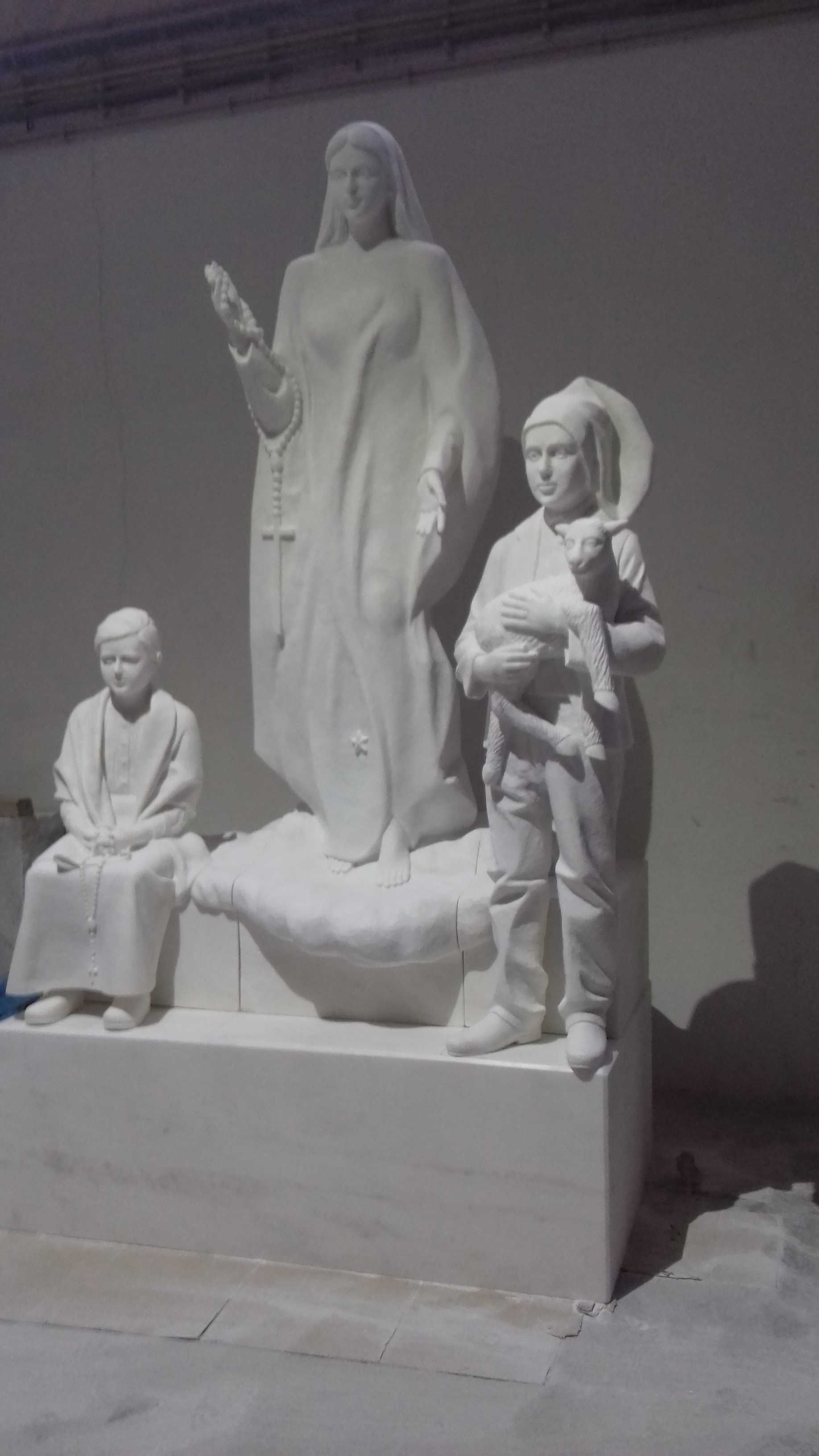 Escultura de Sra de Fátima com dois pastorinhos