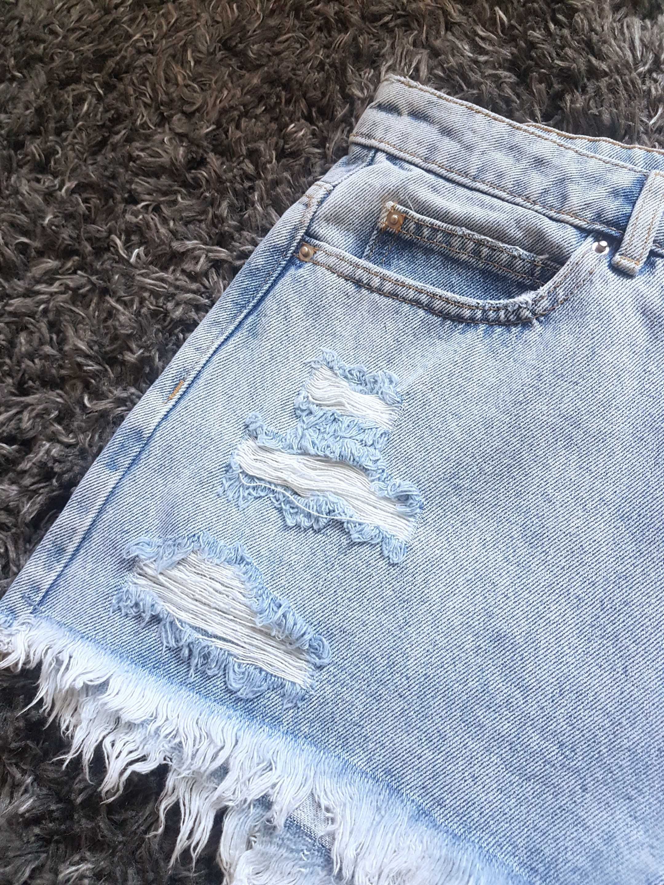 Szorty jeansowe spodenki wystrzępione z przetarciami Cropp 40 L