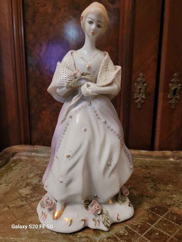 Porcelana stara figurka dama koronka PRL