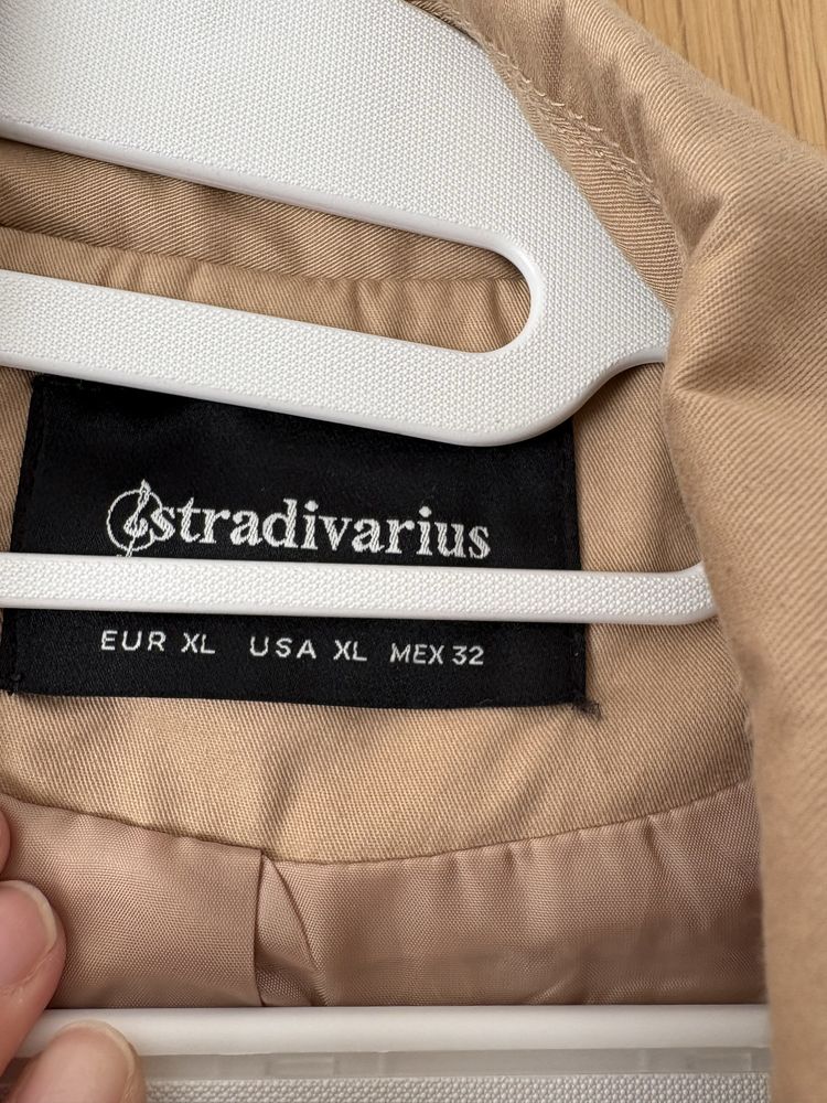 Gabardina camel, com botões e cinto