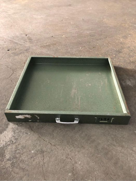 Móvel industrial em metal com gavetas