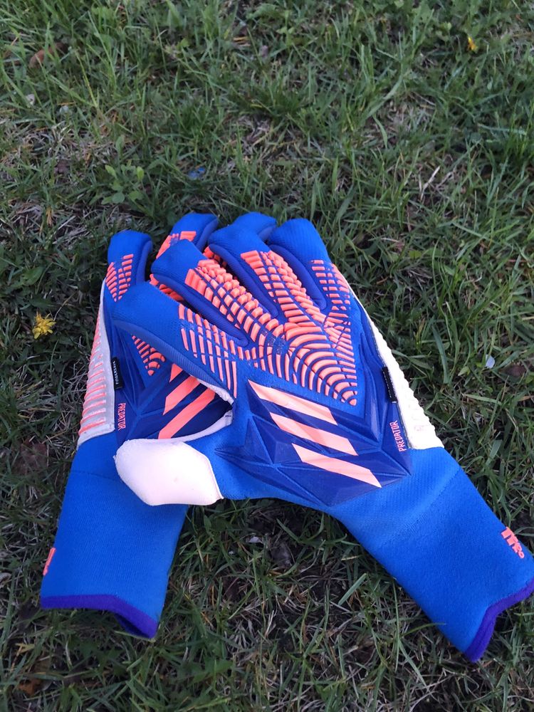 Вратарские перчатки Adidas Predator