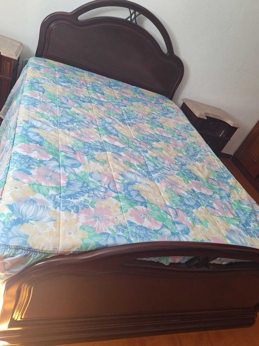 Vendo cama, colchão, comoda e 2 mesas cabeceira