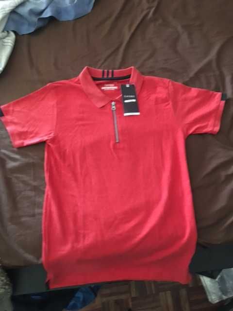 polo  vermelho com promenores negros super giro novo