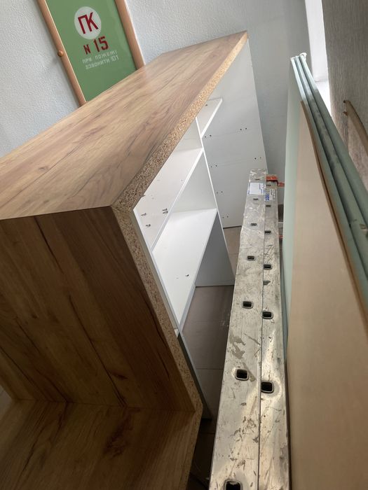 Меблі для кавʼярні або кухні