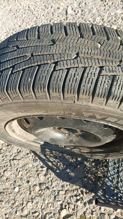 Зимние шины Nokian RS2 195/65 R15 — с дисками + колпаки