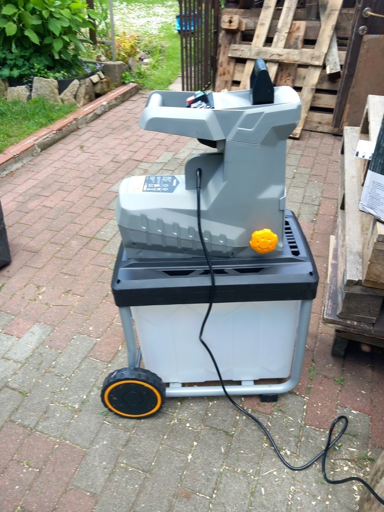Rozdrabniacz do gałęzi TITAN  2800W