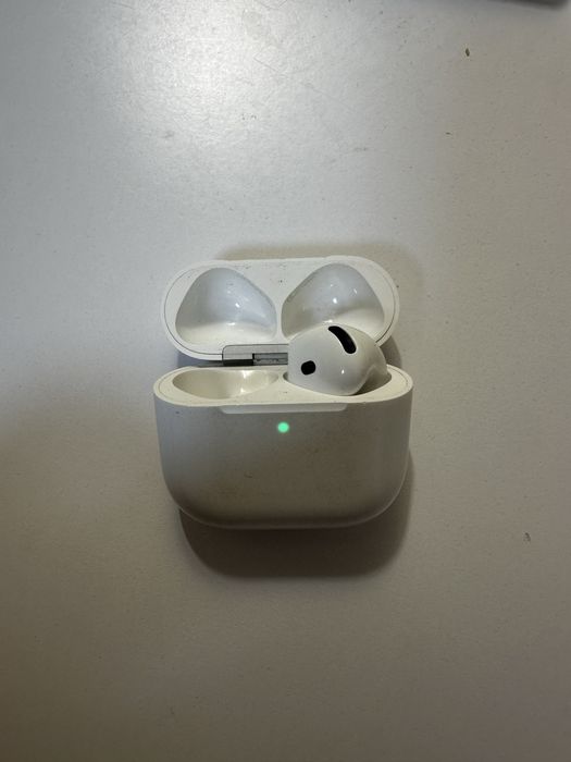 Apple AirPods 4 кейс з правим навушником