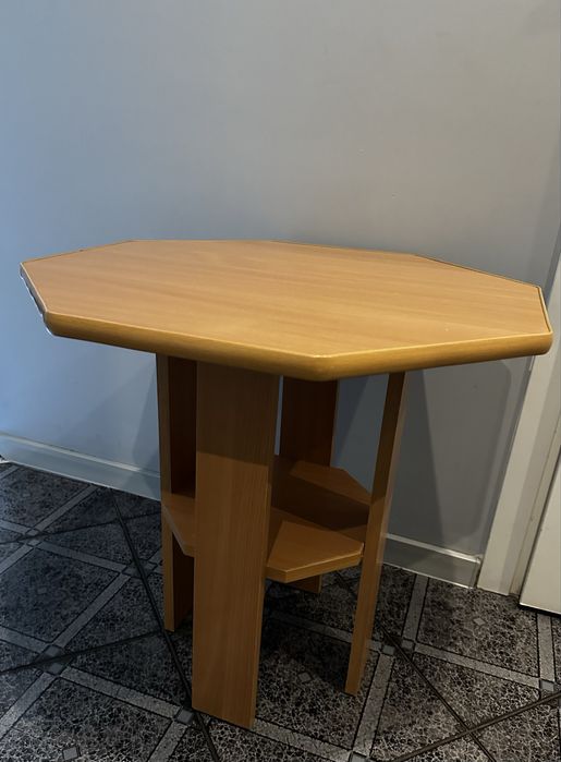 Mały stolik kawowy + żyrandol