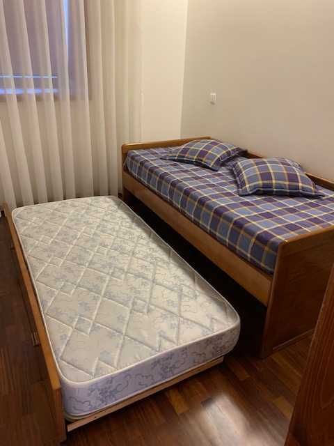 Cama de solteiro dupla, com 2 colchões (1 de gaveta)