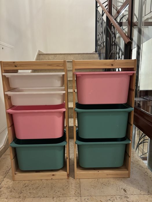 Dwie drewniane komody z pudełkami