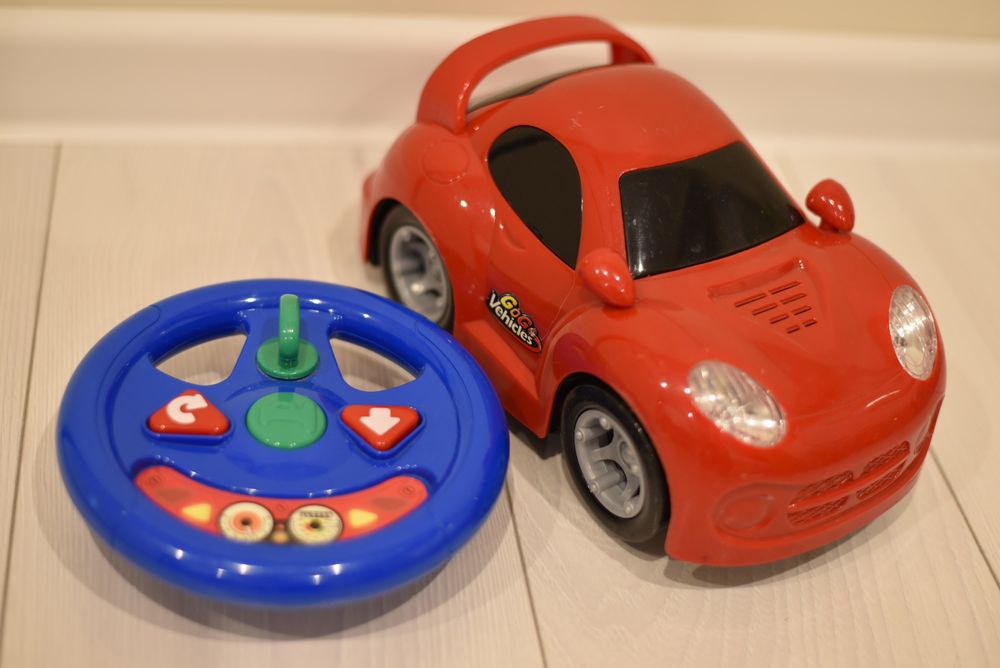 Zdalnie sterowane, czerwone auto Smyk z kierownicą