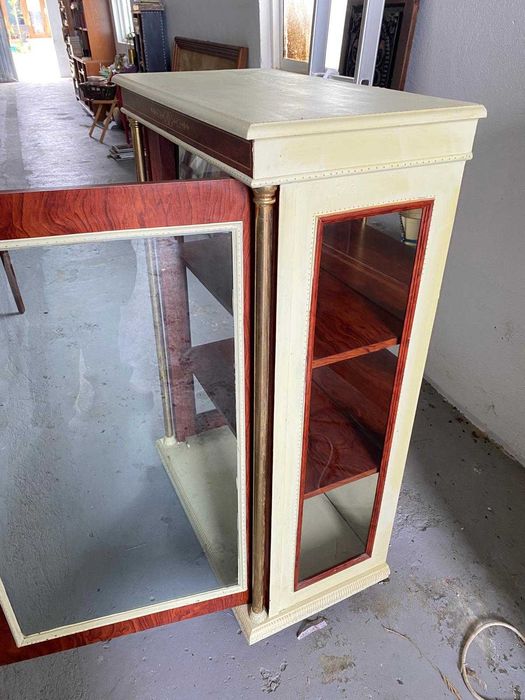 Movel vitrine com pintura em tons de casca