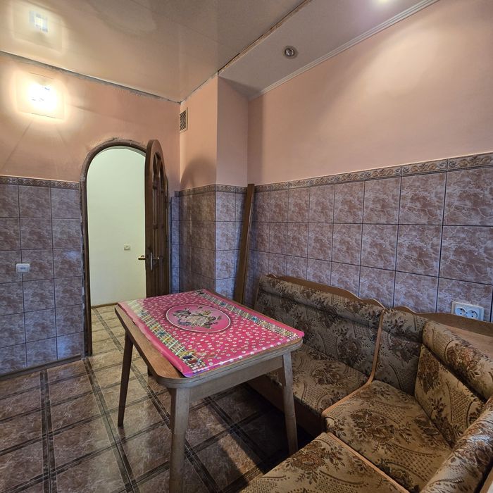 ДОБРОТНА 3 кімнатна квартира біля торгового центру