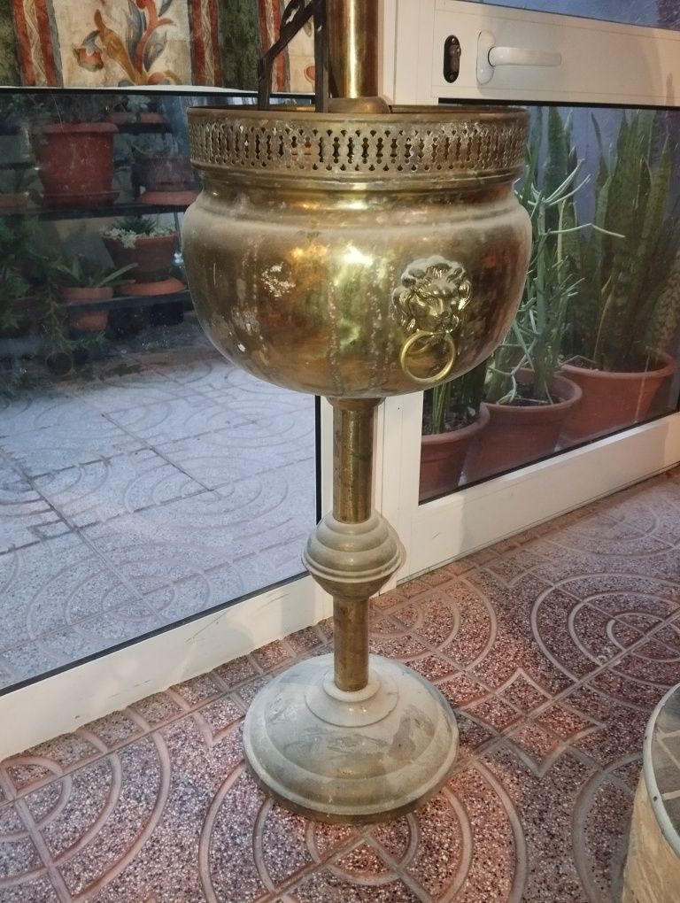 Vasos pequenos e grande em latao