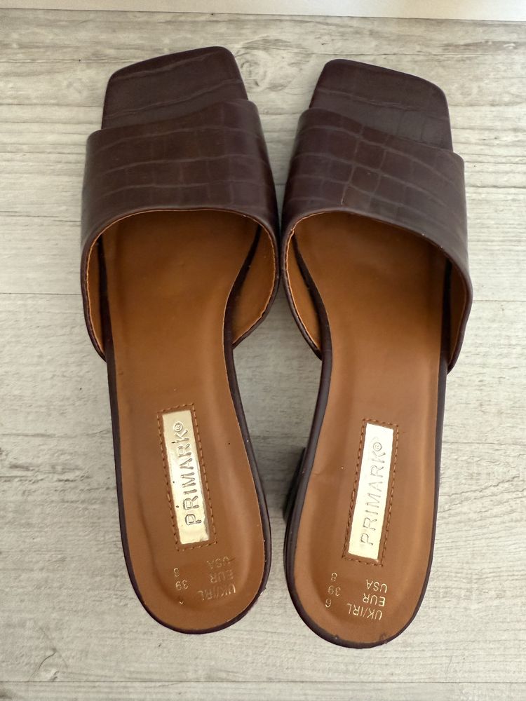 Sandálias de salto alto mules castanhas pele tipo crocodilo PRIMARK 39