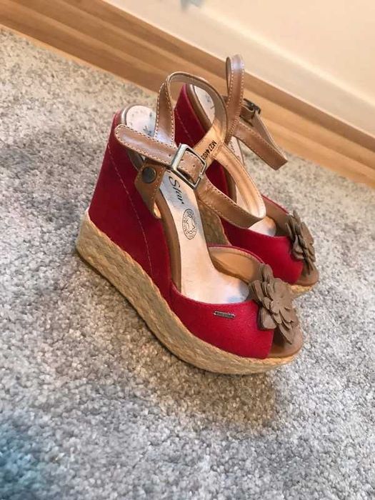 Piękne buty na wysokiej koturnie rozm 37