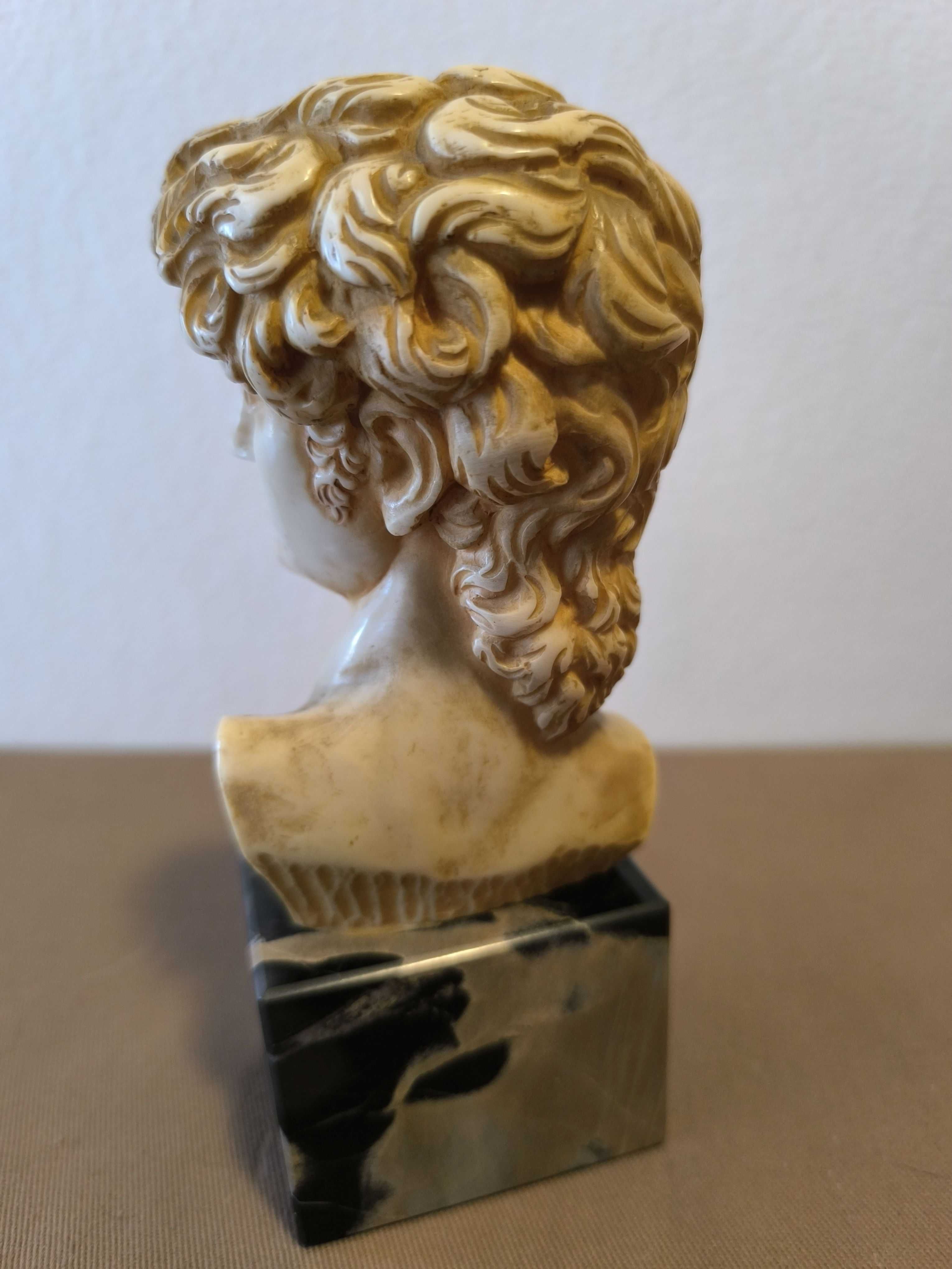 Escultura de um busto de David em resina,  com base em mármore preto