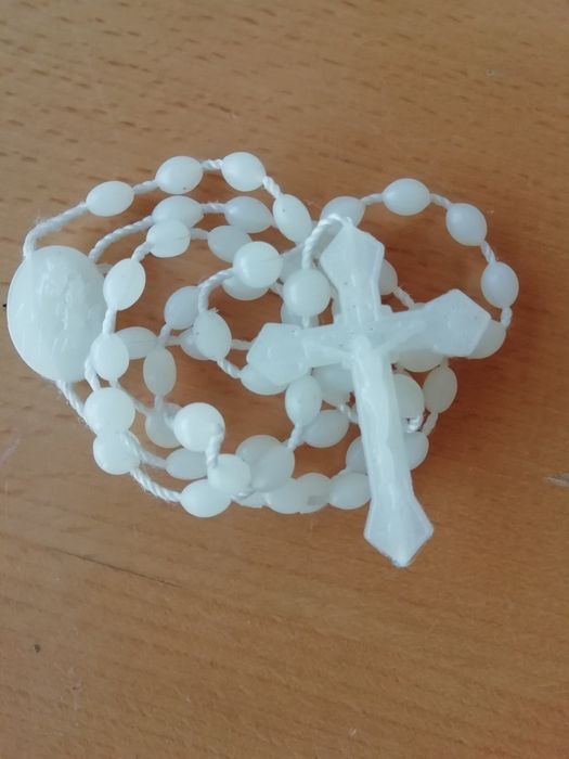 Santa para tablier de automóvel e crucifixo.