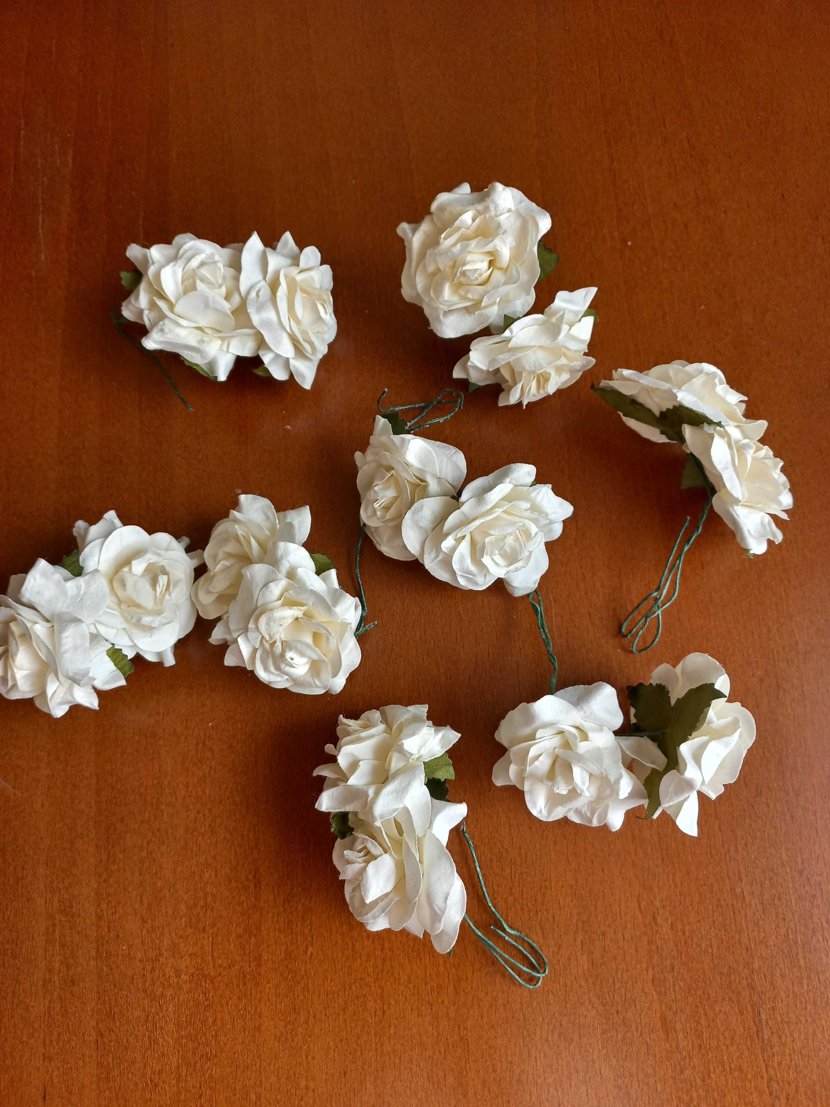 świeczniki 5 sztuk oraz białe różyczki dekoracja