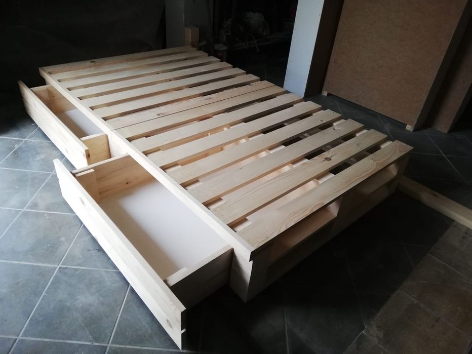 łóżko drewniane na wzór palet