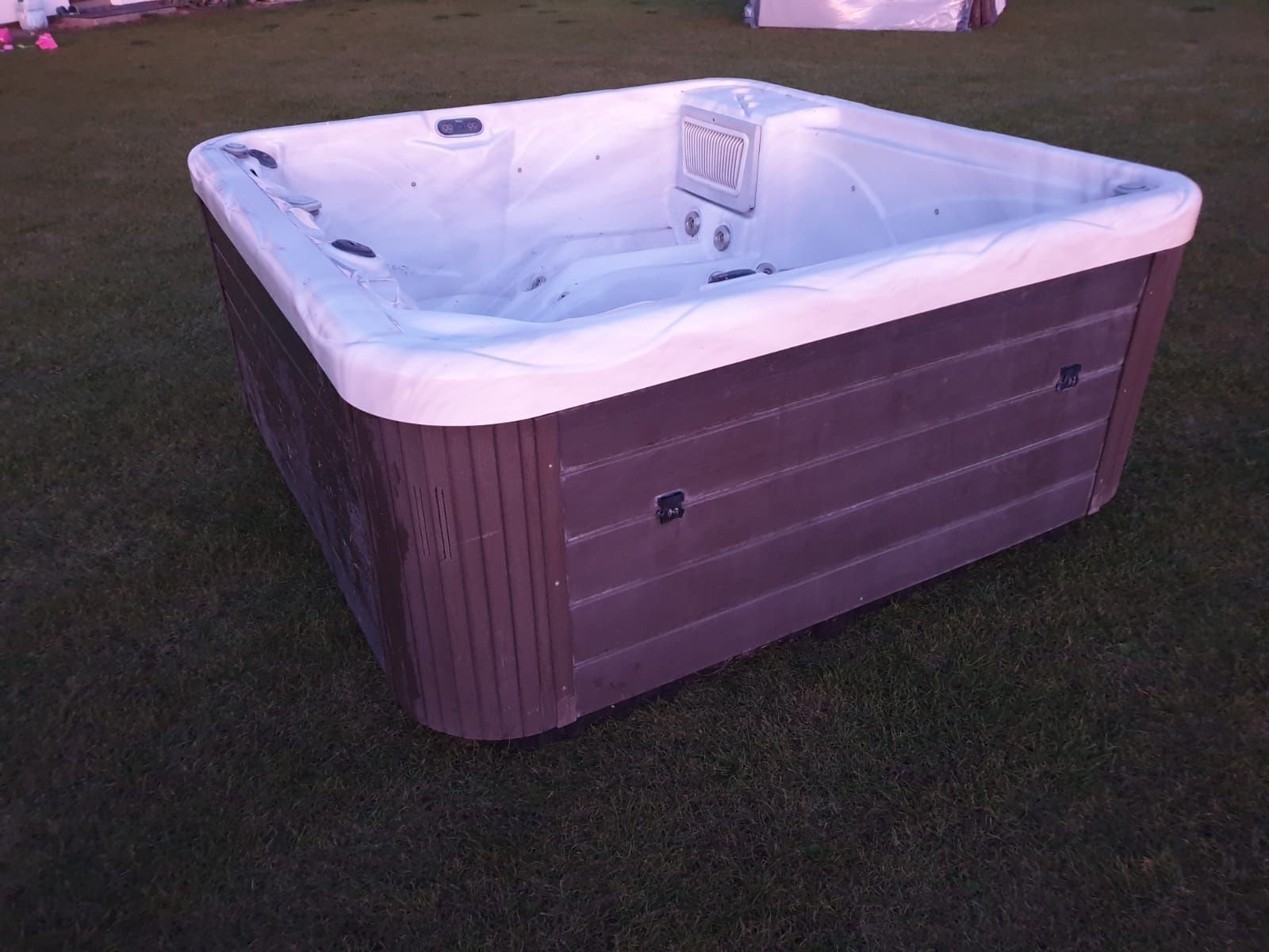 jacuzzi hot tub wanna ogrodowa z hydromasażem