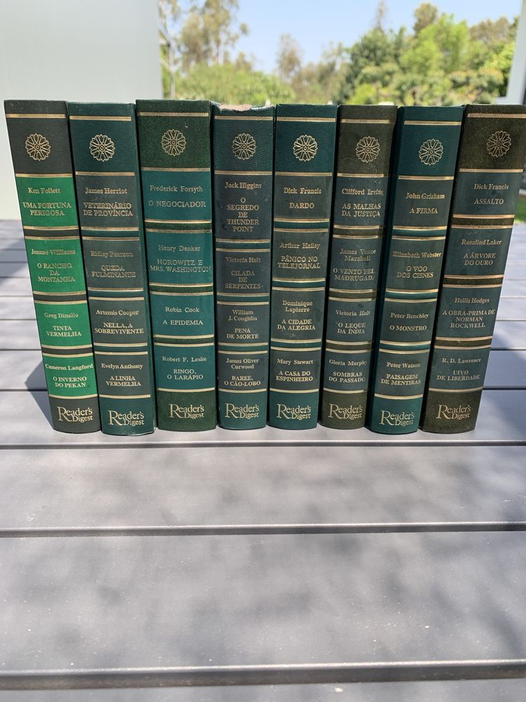 Vendo as colecções dos livros.