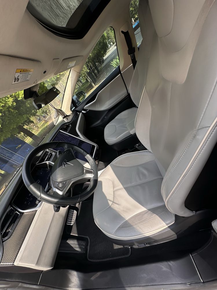 Продам Tesla Model S в отличном состоянии