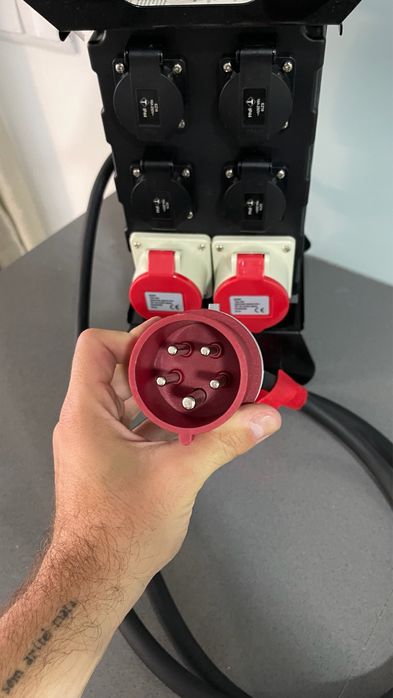 Pimenteiro duas tomadas IEC + 4 tomadas trifásicas