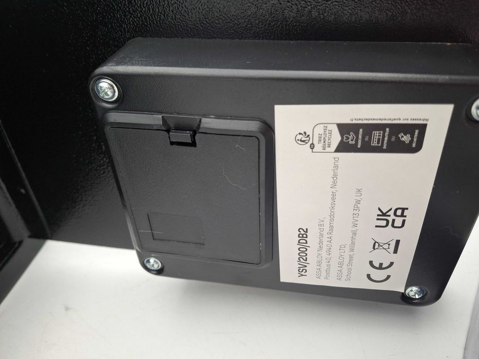 Sejf elektroniczny Yale Guest kompaktowy YSG/200/DB2 JAK NOWY!