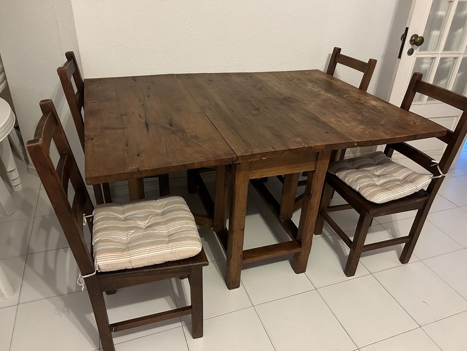 Mesa em madeira maciça que abre e fecha abas + 4 cadeiras