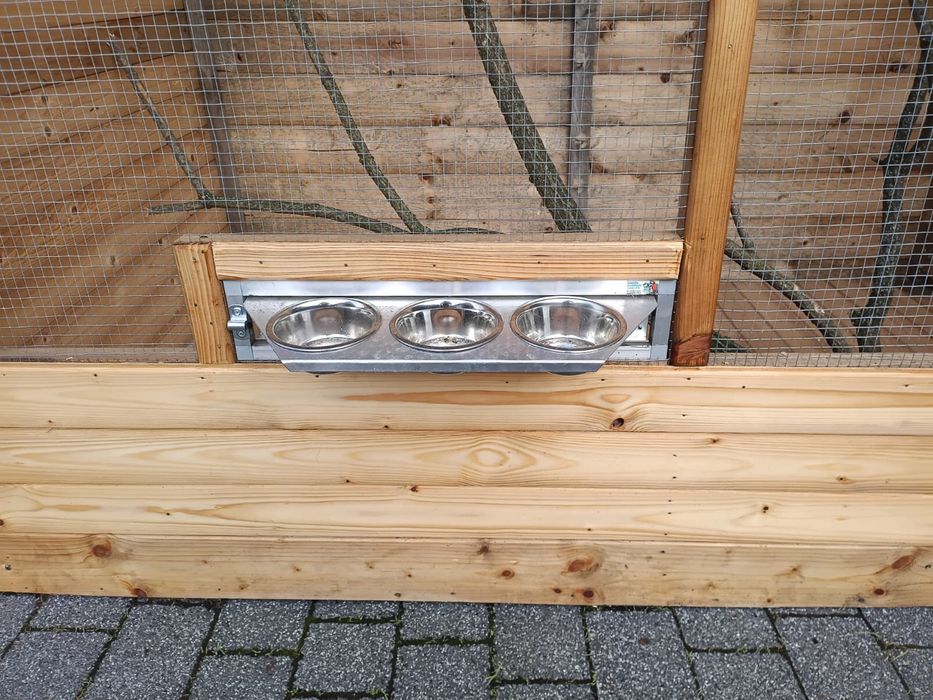 Klatka 2m z karmidłem obrotowym, boazeria, dach papa, patyki w środku