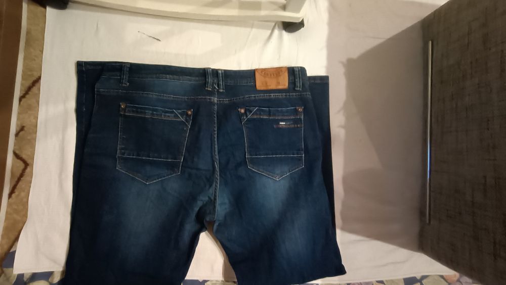 Продам мужские стрейчевые   джинсовые брюки .