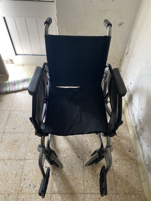 Vende-se Cadeira de Rodas
