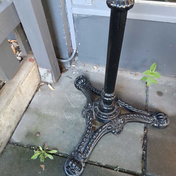 Stolik żeliwny z marmurowym blatem.